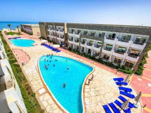 una vista aérea de un hotel con piscina en سيسيليا ريزورت en Hurghada
