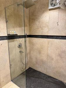 eine Dusche im Bad mit Glastür in der Unterkunft Marron studios 11 in Kairo