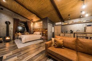 ein Wohnzimmer mit einem Bett und einem Sofa in der Unterkunft Ramiau - su gamta 