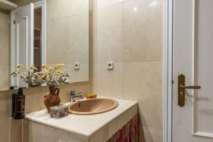 La salle de bains est pourvue d'un lavabo et d'un miroir. dans l'établissement BNBHolder Teatro Real OPERA, à Madrid
