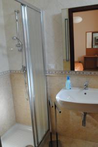 ein Bad mit einer Dusche und einem Waschbecken in der Unterkunft Casa Noemi b&b in Uggiano la Chiesa