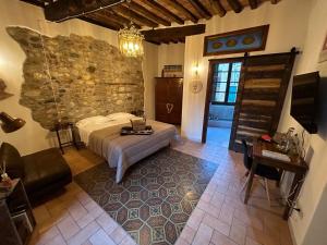 um quarto com uma cama e uma parede de pedra em La Porta sui Monti di Luna em Carrara