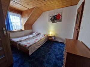 Dormitorio pequeño con cama y mesa en Arkadia en Muszyna