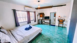 Zimmer mit einem Bett und blauem Boden in der Unterkunft Downtown Kohlarn Resort in Ko Larn + 7 Fotos