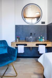 a bathroom with a sink and a mirror at Hotel Rheingerbe in Stein am Rhein