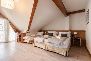 Postel nebo postele na pokoji v ubytování Hotel garni Meledrio