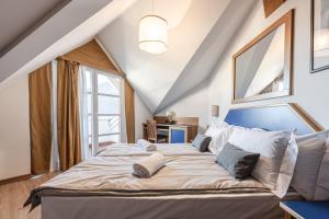 Postel nebo postele na pokoji v ubytování Hotel garni Meledrio