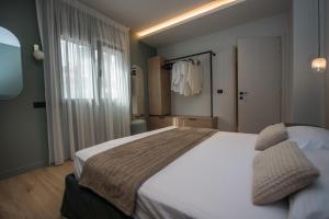 Un dormitorio con una cama grande y una ventana en Arvacay Luxury Home en Malia
