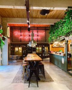 een restaurant met een tafel in het midden van een kamer bij City Glamping by ONE66 Hotel in Ljubljana