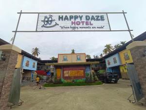 una señal para un feliz hotel aturdido en un estacionamiento en Happy Daze Hotel Tagum, en Tagum