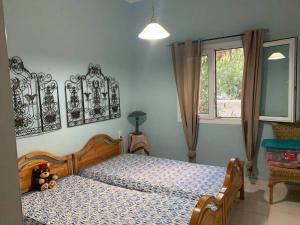 AGERAKI في ليبسوي: غرفة نوم بسرير ونافذة