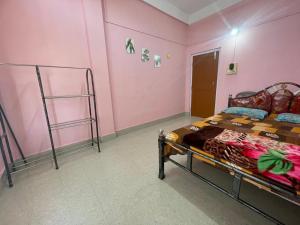 Un pat sau paturi într-o cameră la Mrinmoy Retreats