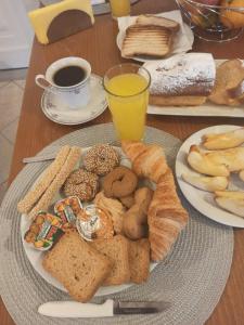 - une table avec une assiette de pain et une tasse de café dans l'établissement Agathi's house, à Mitikas