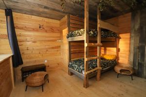Palanda nebo palandy na pokoji v ubytování L'Hôtel Enfoncé, chambres d'hôtes