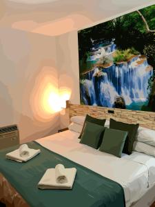 - une chambre avec un lit orné d'une peinture murale dans l'établissement Hotel Al-Ándalus Peal, en Cazorla Comarca, à Peal de Becerro