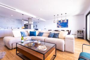 Posezení v ubytování Luxury apartment with sea and golf view