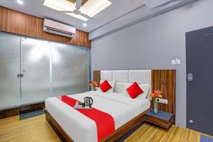 Una cama o camas en una habitación de Flagship Hotel Max