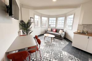 a living room with a couch and a table at Le Gentil Rooftop in Gentilly