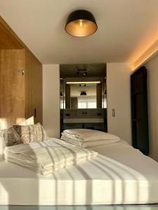 ライト・イム・ヴィンクルにあるSonnhof Reit im Winklのベッドルーム(ベッド2台、照明付)