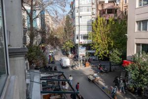 - une vue sur une rue animée de la ville avec des personnes et des véhicules dans l'établissement Cosy Urban 2-Bedroom Apartment, à Istanbul