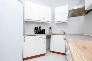 - une cuisine blanche avec des placards blancs et un comptoir dans l'établissement Cosy Urban 2-Bedroom Apartment, à Istanbul