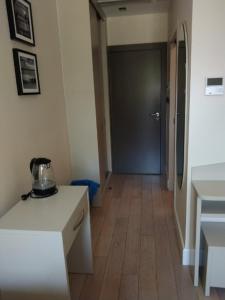 a room with a hallway with a door and a kitchen at KAMIENICA MORSKA in Sopot