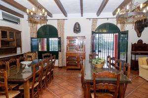 una sala da pranzo con tavolo e sedie di Finca Los Majadales ad Almodóvar del Río
