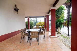 una zona pranzo con tavolo e sedie su un patio di Finca Los Majadales ad Almodóvar del Río