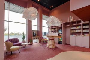 un atrio di una farmacia con sedie e tavoli di ibis Styles Rotterdam Ahoy a Rotterdam