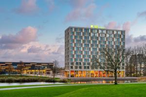una rappresentazione di un edificio alberghiero con parco di ibis Styles Rotterdam Ahoy a Rotterdam