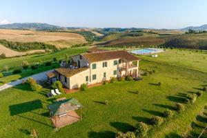 une vue aérienne sur une maison dans un champ dans l'établissement Agriturismo Panieracci, à Villamagna