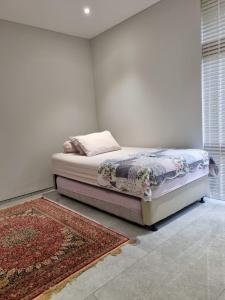 Ένα ή περισσότερα κρεβάτια σε δωμάτιο στο Villa Syariah Bandung Banget