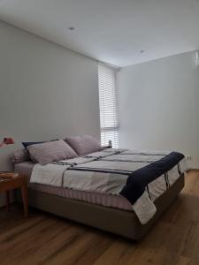 Ένα ή περισσότερα κρεβάτια σε δωμάτιο στο Villa Syariah Bandung Banget