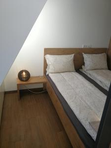 Ένα ή περισσότερα κρεβάτια σε δωμάτιο στο Borovi 2 / Apartman 16