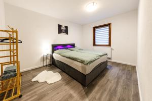 um quarto com uma cama e uma escada em Apartment Tea 1 em Triberg
