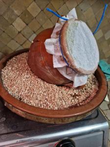un pain assis au-dessus d'une table dans l'établissement maison noé , residence al quaria ab40, à Marrakech