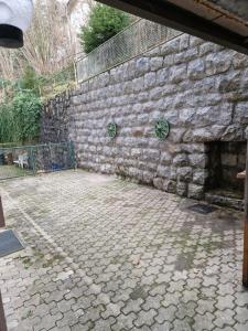 un muro di pietra con pavimento in pietra accanto a un edificio di Apartment Tea 1 a Triberg