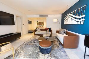 un soggiorno con divano e letto di Hyatt Regency Cape Town a Città del Capo