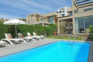 Casa con piscina con sillas y sombrilla en Villa Golfers 7 by Infinity Summer, en San Bartolomé