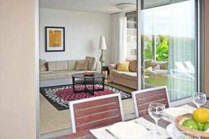 sala de estar con mesa y sillas y sala de estar. en Villa Golfers 7 by Infinity Summer, en San Bartolomé