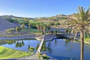 un campo de golf con palmeras y un estanque en Villa Golfers 7 by Infinity Summer, en San Bartolomé
