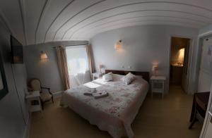 ein Schlafzimmer mit einem Bett mit zwei Handtüchern darauf in der Unterkunft La Boutique Fotoon in Blesle