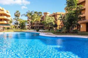 ein großes Schwimmbad vor einem Gebäude in der Unterkunft 212 La Cala azul in La Cala de Mijas