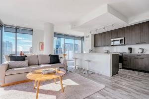 Η κουζίνα ή μικρή κουζίνα στο Downtown 2br w lounge deck wd pool ATX-231