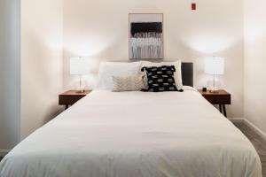 Ένα ή περισσότερα κρεβάτια σε δωμάτιο στο Woburn 2br w in-unit wd close to restaurants BOS-969