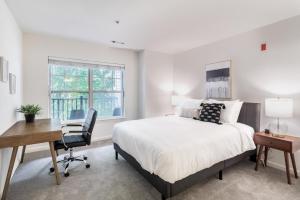 A bed or beds in a room at Woburn 2br w in-unit wd close to restaurants BOS-969