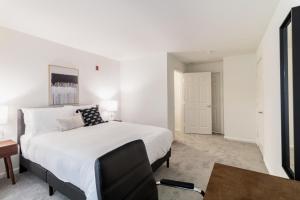 A bed or beds in a room at Woburn 2br w in-unit wd close to restaurants BOS-969
