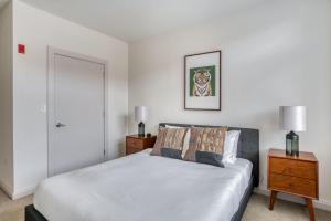 Ένα ή περισσότερα κρεβάτια σε δωμάτιο στο Waltham 2br w gym in-unit wd near dining BOS-971 +27 φωτογραφίες