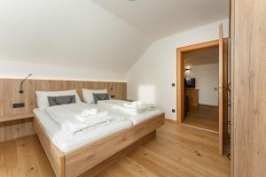 Bergchalet "Haus Sonja" في كاتشبيرغوهي: غرفة نوم بسرير كبير مع شراشف بيضاء