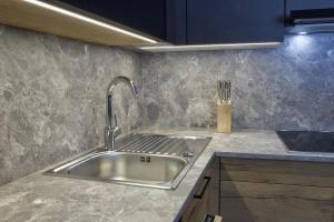 A kitchen or kitchenette at Tonibauer